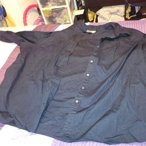 BLACK LONG SLEEVED BUTTON DOWN SHIRT